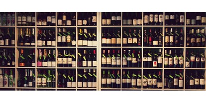 Händler - Unternehmens-Kategorie: Versandhandel - Moosdorf (Moosdorf, Kirchberg bei Mattighofen) - Das Regal ist immer noch gut gefüllt !!! - Rebklaus - Wein und Spezialitäten
