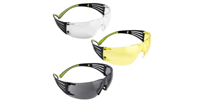 Händler - bevorzugter Kontakt: Online-Shop - Naglern - Schutzbrille SecureFit 400

Wir haben schon viele Schutzbrillen getestet und leider auch verworfen. Speziell in Kombination/Verwendung mit aktiven oder passivem Gehörschutz beginnt irgendwann die Brille zu drücken und/oder man bekommt Kopfschmerzen. 3M hat mit den SecureFit Schutzbrillen ein Top-Produkt auf den Markt gebracht das einen hohen Tragekomfort mit sehr hoher Sicherheit vereint. Im Schießsport, im Gesundheitswesen und der Arbeitssicherheit ist Augenschutz eines der wichtigsten Bestandteile deiner Schutzausrüstung.  Das Modell 400 passt sich ebenso natürlich den verschiedensten Kopfgrößen und -formen an und sorgt hier zusätzlich gepolsterte Bügelenden und weiche, einstellbare Nasenbügel für einen noch höheren Tragekomfort. Kein Drücken und keine Kopfschmerzen auch bei längerem Tragen mit Gehörschutz! Zusätzlich sind die SecureFit Brillen extrem biegsam und elastisch - nahezu unzerstörbar.

Technische Details:

natürliche Anpassung an alle Kopfformen und -größen für druckfreien Tragekomfort
Besonders leichte Schutzbrille mit nur 19 g
Weicher, verstellbarer Nasensteg 
Bügelenden mit zusätzlicher, weicher Polsterung 
Gläser aus Polycarbonat absorbieren 99,9 % der UVA- und UVB-Strahlen
Beidseitige Beschichtung – UV, AS und AF
Guter Seitenschutz - Emertac