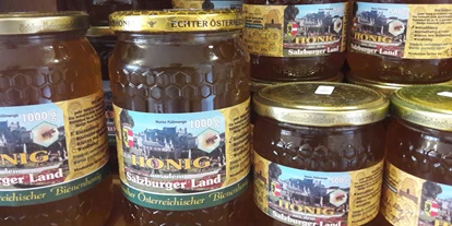 Händler - überwiegend selbstgemachte Produkte - Stockach (Perwang am Grabensee) - Honig aus Hof bei Salzburg - Helgas Genusswelt-Feinkost Italien - Österreich
