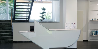 Händler - PLZ 8200 (Österreich) - Unser Empfangspult in Form des Firmenlogos nach eigenem Entwurf. -  technomed Service, Planung, Handel mit medizinischen, technischen Geräten und Anlagen Gesellschaft