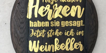 Händler - Feldkirchen bei Graz - ANTIKER WEINFASSBODEN, Unikat
Dieser wunderschöne, alte Eichenholz Weinfaßboden (ca. 1955) stammt aus einem unbenutzten Nebengebäude eines alten Weingutes in der Südsteiermark. Der Faßboden wurde sorgfältig wieder hergestellt und oberflächenbehandelt, damit die Natürlichkeit der alten Holzstruktur erhalten bleibt. Danach wurde er aufwendig, manuell mit Goldfarbe bemalt. - Bastard.zone