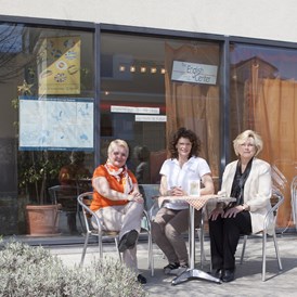 Unternehmen: During the summer months we can enjoy the large terrace area in front of our Center. Would you like a cup of tea in the sunshine, too? - The English Center