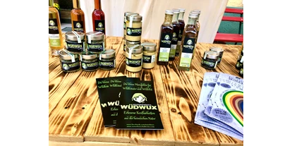 Händler - Lamprechtshausen - Ein kleiner Auszug der saisonalen, regionalen Wildkräuter- und Wildobst- Spezialitäten von Wüdwux, hier auf der Nußdorfer Schrona, dem Jungbauernmarkt.  - Wüdwux