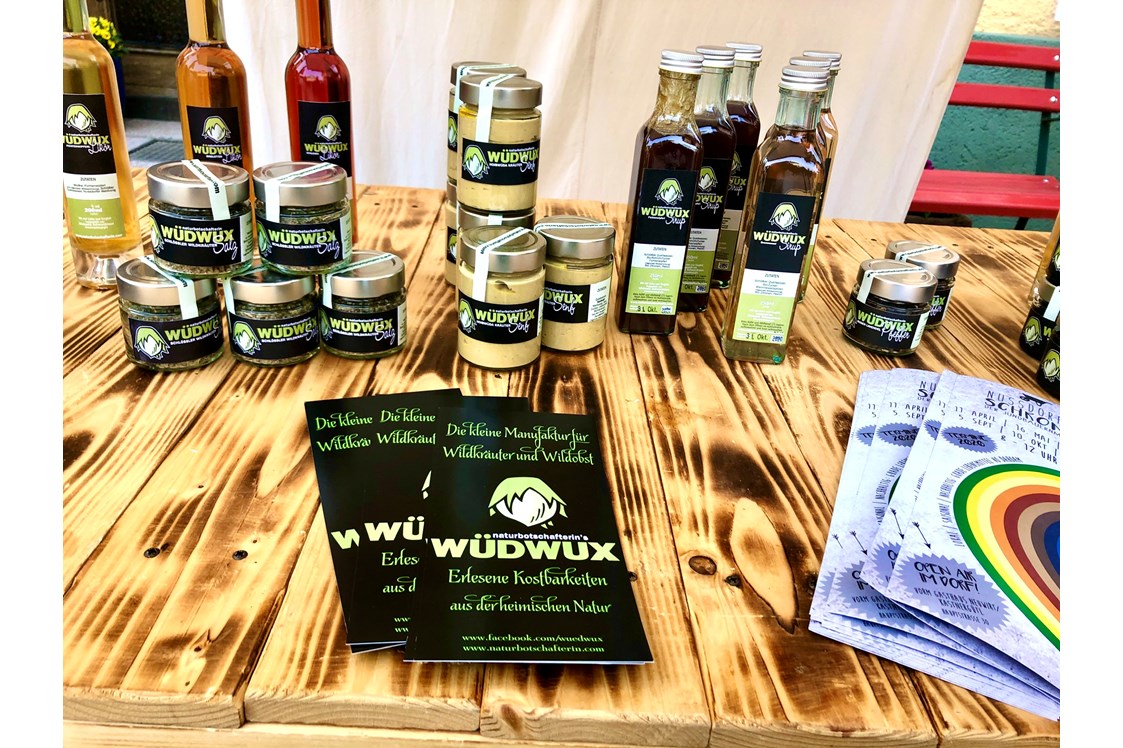 Unternehmen: Ein kleiner Auszug der saisonalen, regionalen Wildkräuter- und Wildobst- Spezialitäten von Wüdwux, hier auf der Nußdorfer Schrona, dem Jungbauernmarkt.  - Wüdwux 