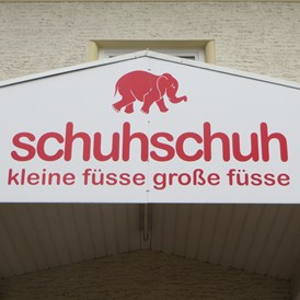 Unternehmen: schuhschuh in Gmunden, ehemals Elefanten-Werksverkauf, seit Jahrzehnten für Kinderschuhe bekannt, Outletpreise, inzwischen Sortiment für ganze Famlie - schuhschuh Köck Handelsgesellschaft mbH