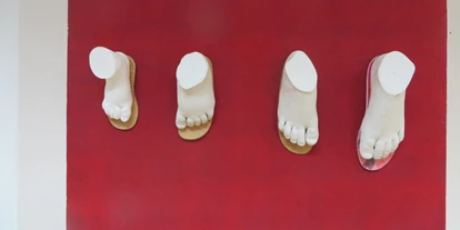 Händler - überwiegend regionale Produkte - Traunviertel - zirka ein Fingerbreit - 12 - 15mm Platz für die Füsse müssen sein
 - schuhschuh Köck Handelsgesellschaft mbH