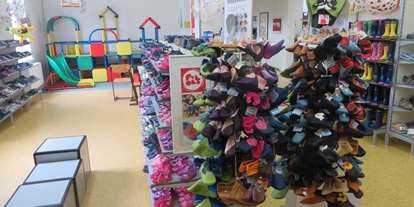 Händler - überwiegend regionale Produkte - Traunviertel - Pololo - die besten Lederpuschen für zuhause, Kindergarten ua.
Doppelgrößen - zB 22/23 - aus vegatbil gegerbtem Leder - viele lustige Kindermotive erhältlich - schuhschuh Köck Handelsgesellschaft mbH