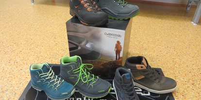 Händler - überwiegend regionale Produkte - Traunviertel - auch für Erwachsene (fast) alles da!
Lowa, Salomon, diverse bekannte Damen- und Herrenschuhmarken (Gabor, Legero, Ecco, Ara,....) - schuhschuh Köck Handelsgesellschaft mbH
