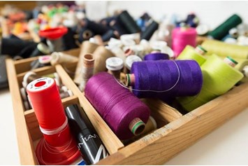 Unternehmen: Die Vielfalt der Farben und das arbeiten mit Textilien bereitet uns große Freude!

Derzeit Spezialisten von modischen NMS - Textilwerkstatt