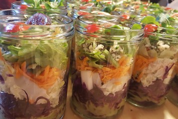 Unternehmen: bunter Salat im Glas - shake shake shake - halleluja - Alm Marie - Maria Alba Bonomo