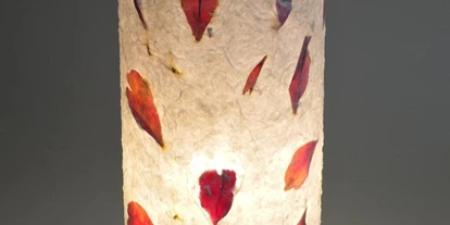 Händler - PLZ 5112 (Österreich) - Tischlampe aus Abaka (Bastfaser einer Bananenstaudenart) in die Blüten der Pfingstrose eingearbeitet wurden. Durch die verwendeten Naturmaterialien und der Art der Einarbeitung ergibt ein sehr natürliches Bild. - PAPIER-art ART-papier
