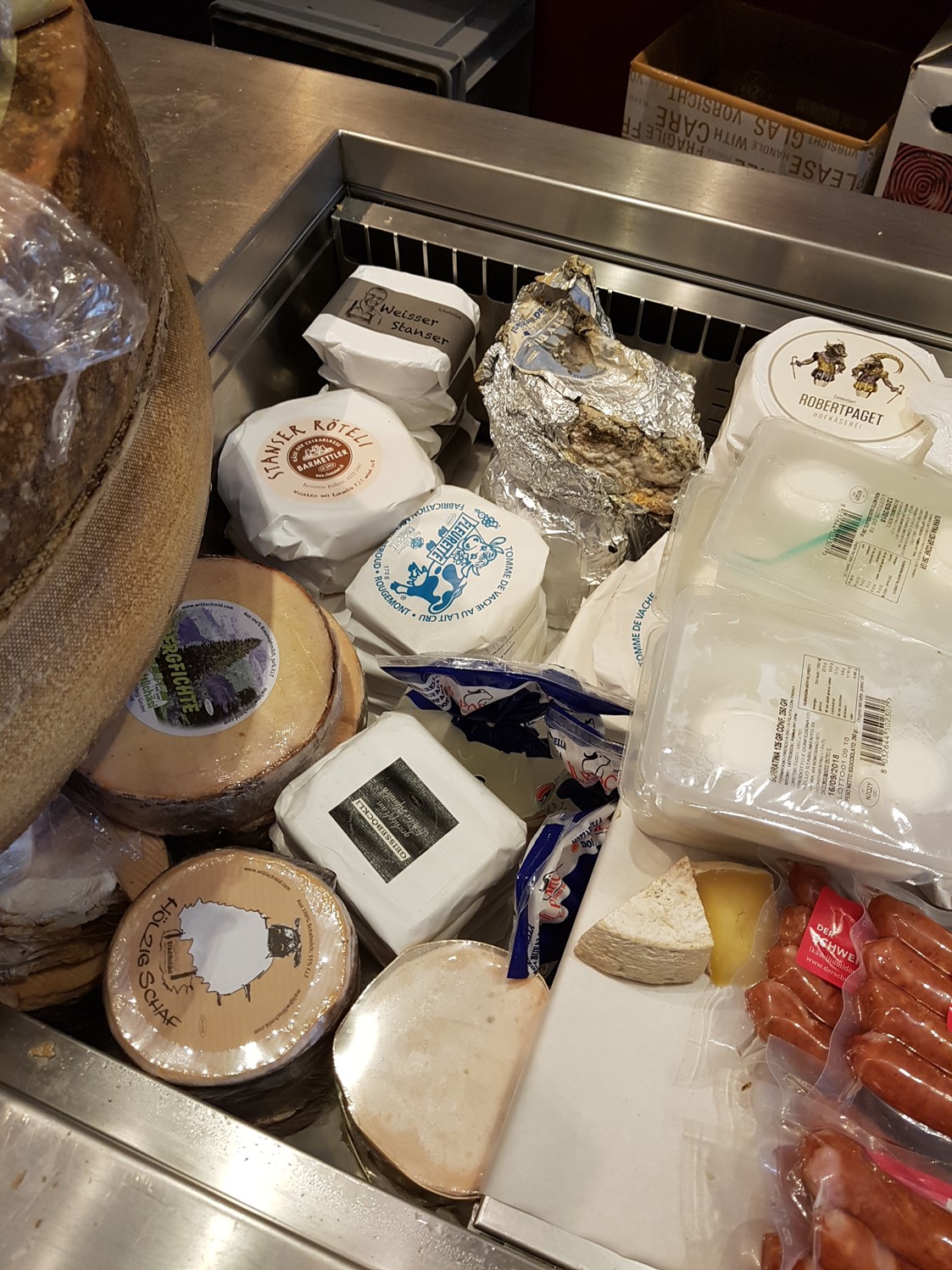 Unternehmen: Vorallem Schweizer Rohmilchkäse, aber auch ein wenig englische Weichkäse - Der Schweizer - feine Käse