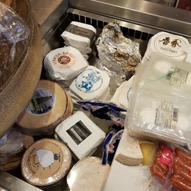 Unternehmen: Vorallem Schweizer Rohmilchkäse, aber auch ein wenig englische Weichkäse - Der Schweizer - feine Käse