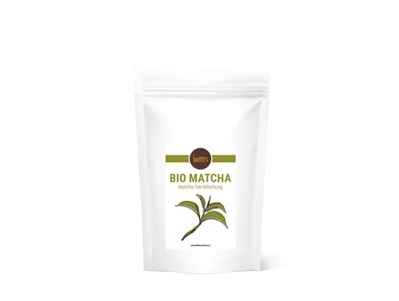Unternehmen: Unser Bio Matcha Latte Mix lässt sich herrlich einfach, die köstlichsten Variationen dieses Getränks auch zu Hause herstellen.
2 Kaffeelöffel mit 0,3l einer heißen Milch Deiner Wahl aufgießen, umrühren und fertig. Schmeckt auch großartig als Kaltgetränk oder pepp einfach Deinen Smoothie mit etwas grüner Power auf. - Barista’s Kaffee