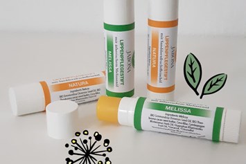 Unternehmen: Lippenpflegestifte Melissa (mit äth. Melissenöl) , Natura (ohne Duft) - Jabona Naturseifen