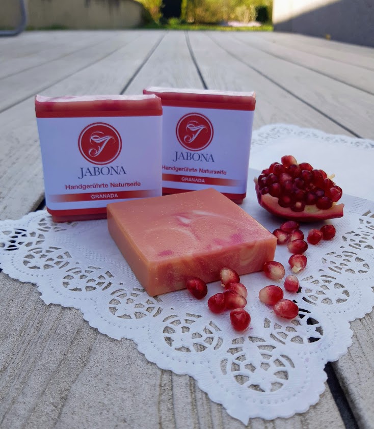 Unternehmen: Naturseife Granada - fruchtiger Duft nach Granatäpfel und zartcremiger Schaum.  - Seifenmanufaktur Jabona 