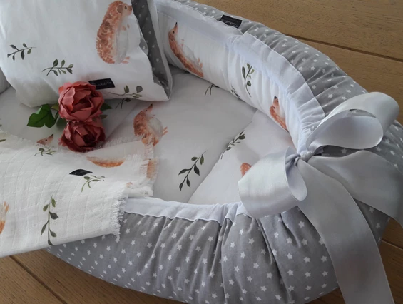 Unternehmen: Babynest mit Stillkissen und Schmusetuch in einem Design - Maikids