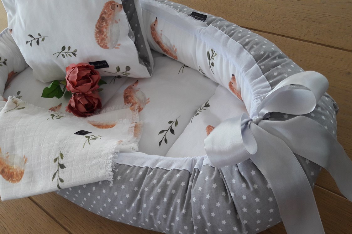 Unternehmen: Babynest mit Stillkissen und Schmusetuch in einem Design - Näherei Monika Rebenda