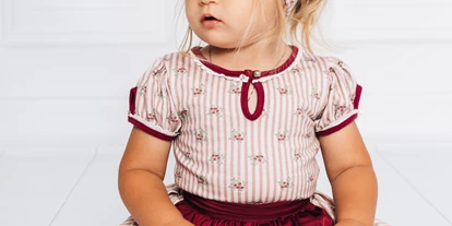 Händler - PLZ 5161 (Österreich) - Kopftuch Biedermeier
Body / Shirt Biedermeier
Rock Cimarella mit Schürze - MOGO