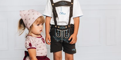 Händler - PLZ 5161 (Österreich) - MÄDL
Kopftuch Biedermeier
Body / Shirt Biedermeier
Rock Cimarella mit Schürze
BUA
Body/Shirt Pfoadl blau
Hose Bopser kurz blau - MOGO