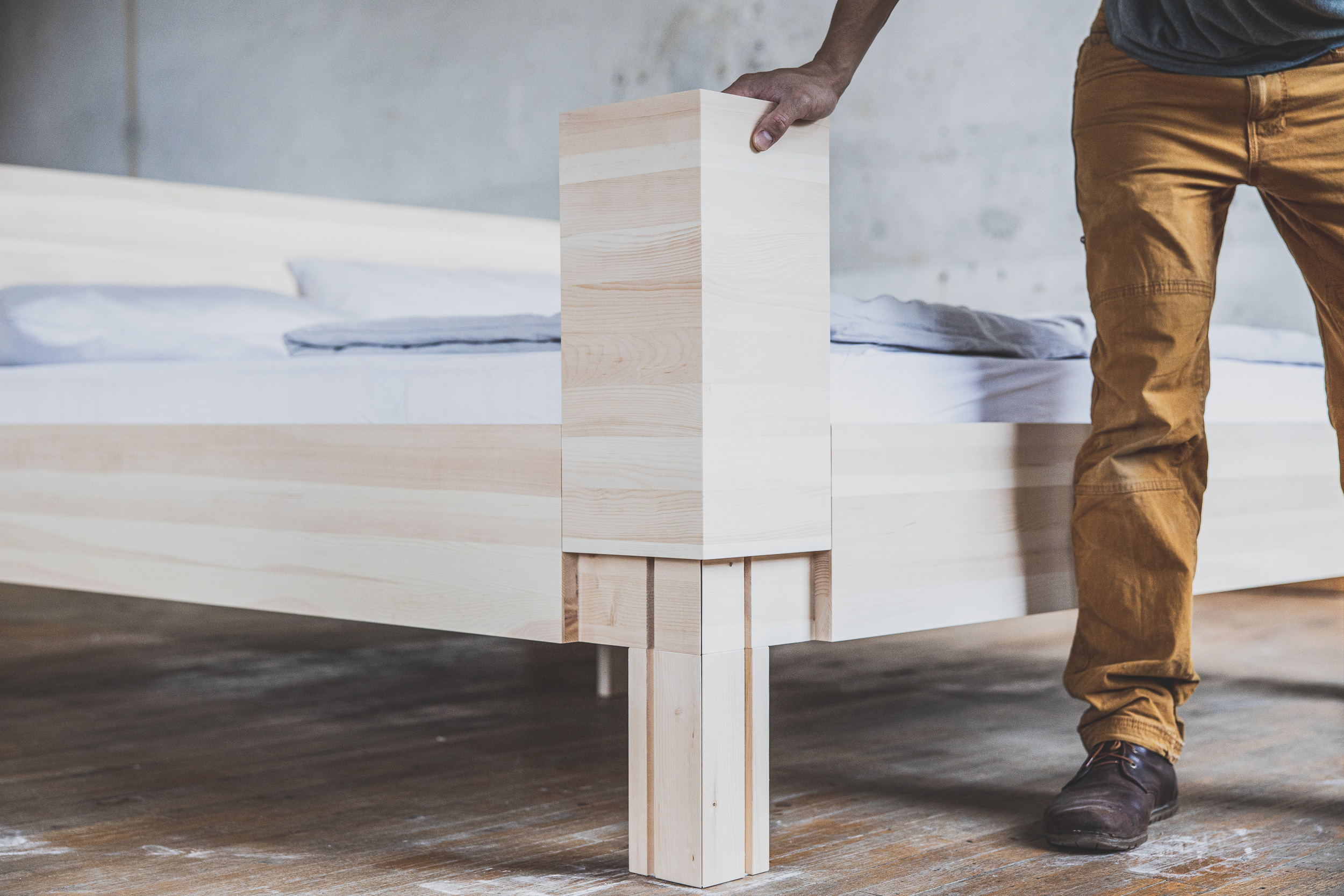 Unternehmen: Unsere Zirbenbetten kommen ganz ohne Metall aus – dank unserer patentrechtlich geschützten Steckverbindung. - Zirbenbetten von Die Køje