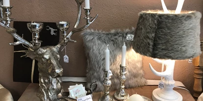 Händler - PLZ 5161 (Österreich) - Winterliche Stimmung im Geschäft. Handgefertigter Hirschkerzenleuchter miz Tischleuchte Hirschgeweih und Lampenschirm aus Kunstefell, Leinentischläufer und Leinenkissen mit Kunstfell. - WOHNfühlen Elisabeth Wieder-Enderle