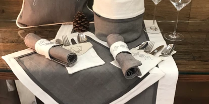 Händler - PLZ 5161 (Österreich) - Leinentischwäsche aus altem handgewebten Leinen für den gedeckten Tisch, Kissen aus Leinen mit Strass Kristalle. - WOHNfühlen Elisabeth Wieder-Enderle