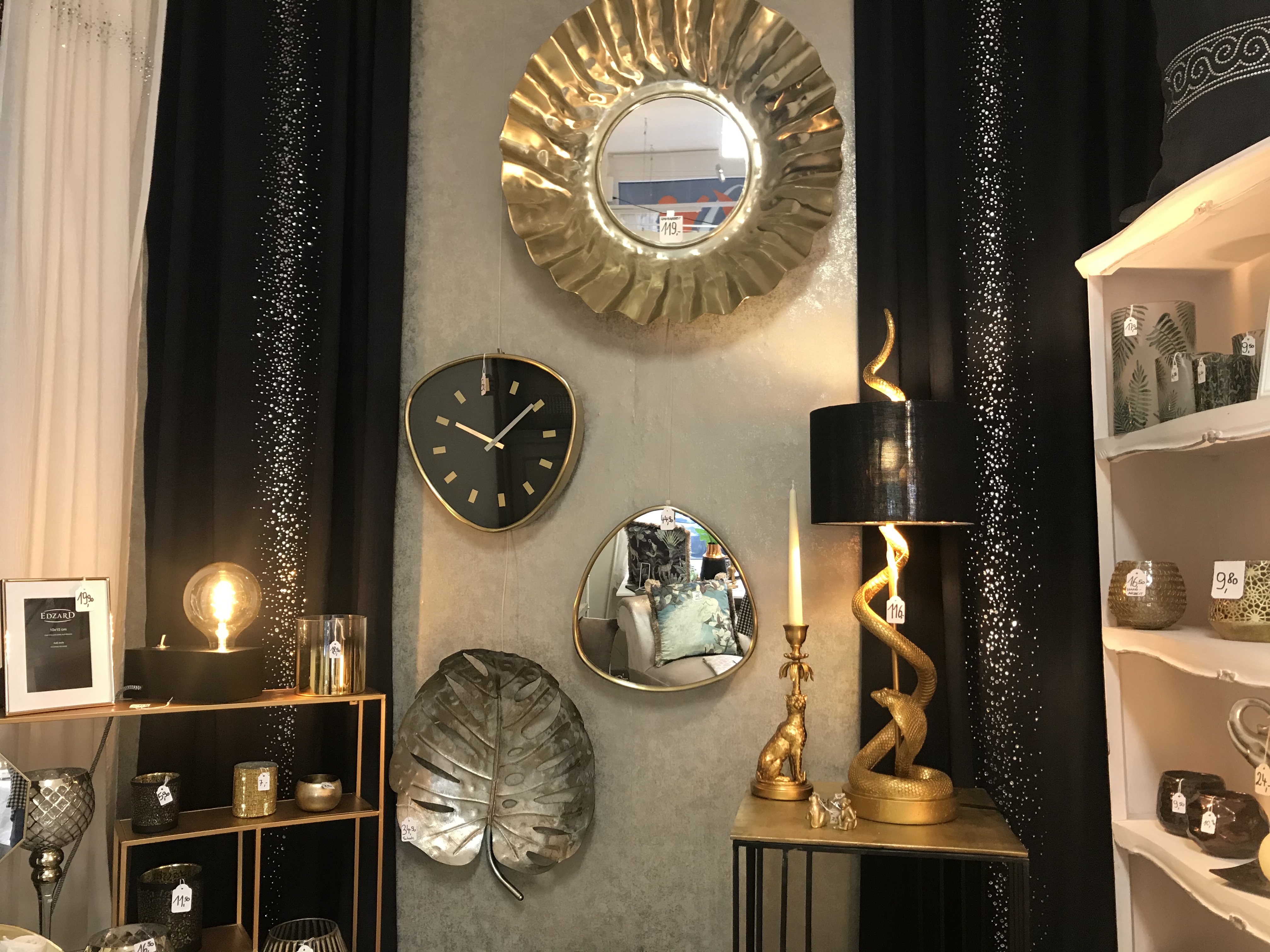 Unternehmen: Gold und Schwarz in Kombination einfach wunderschön, Leinenvorhänge mit Strass Kristalle.  - WOHNfühlen Elisabeth Wieder-Enderle