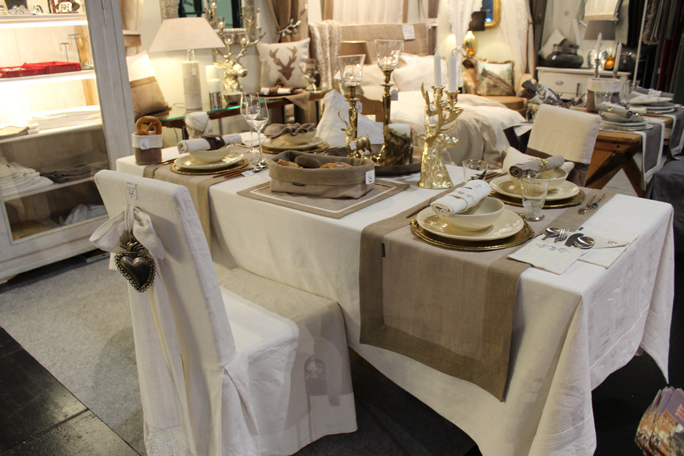 Unternehmen: Ein perfekt gedeckte Tisch aus edlem hochwertigen handgewebten Naturleinen - WOHNfühlen Elisabeth Wieder-Enderle