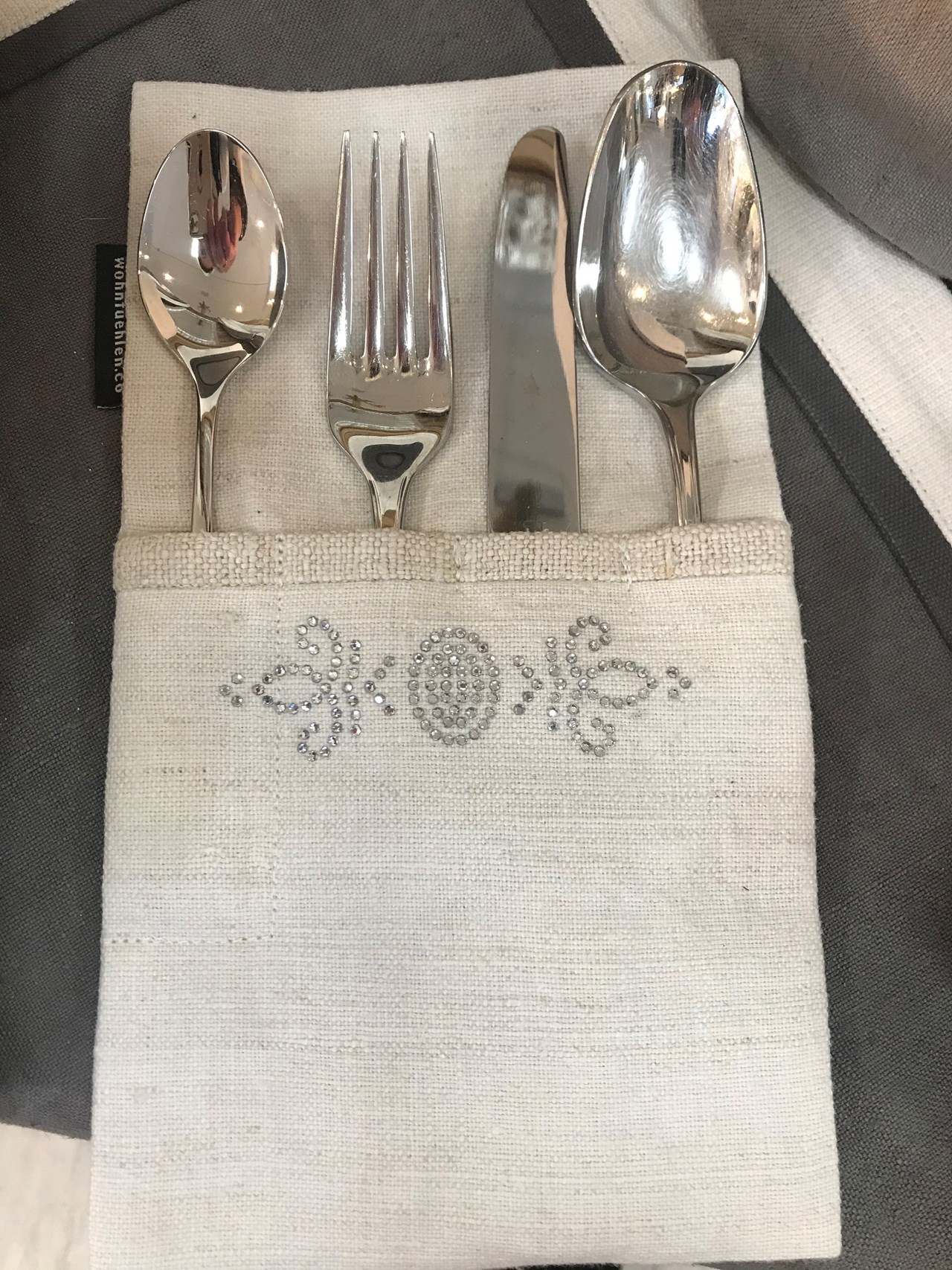 WOHNfühlen Elisabeth Wieder-Enderle Produkt-Beispiele Bestecktasche aus Leinen mit Strass Kristalle