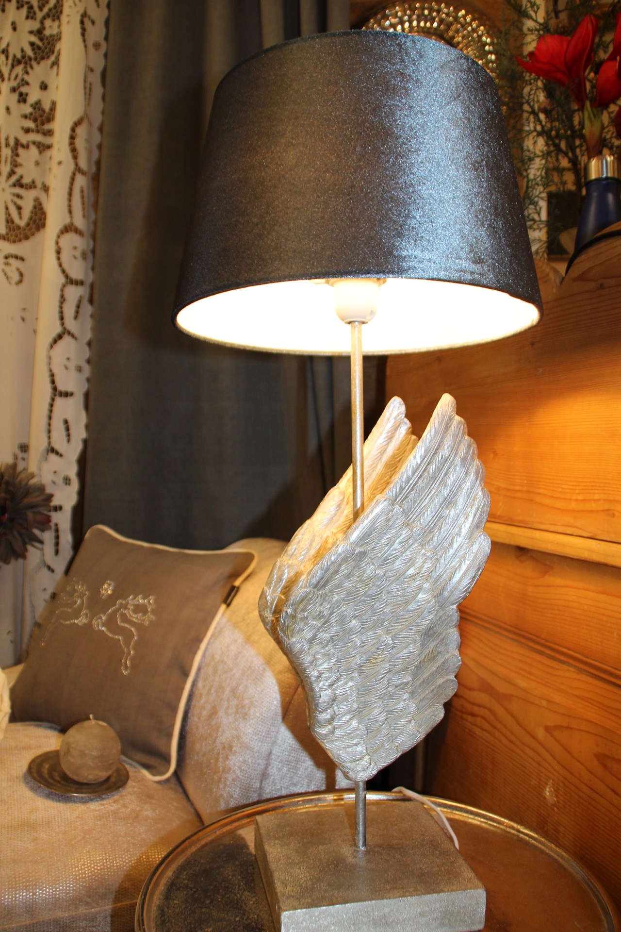 WOHNfühlen Elisabeth Wieder-Enderle Produkt-Beispiele Tischleuchte Engelsflügel mit Samtschirm 