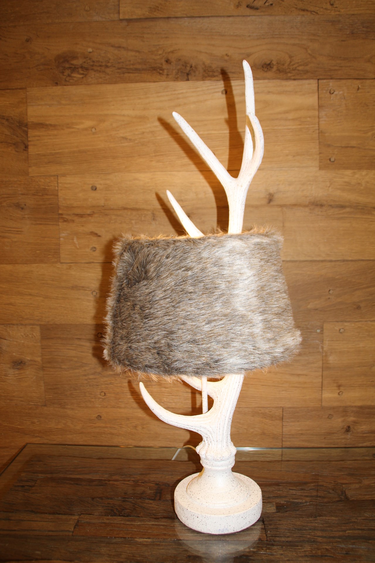 WOHNfühlen Elisabeth Wieder-Enderle Produkt-Beispiele Tischleuchte Geweih mit Schirm aus Kunstfell