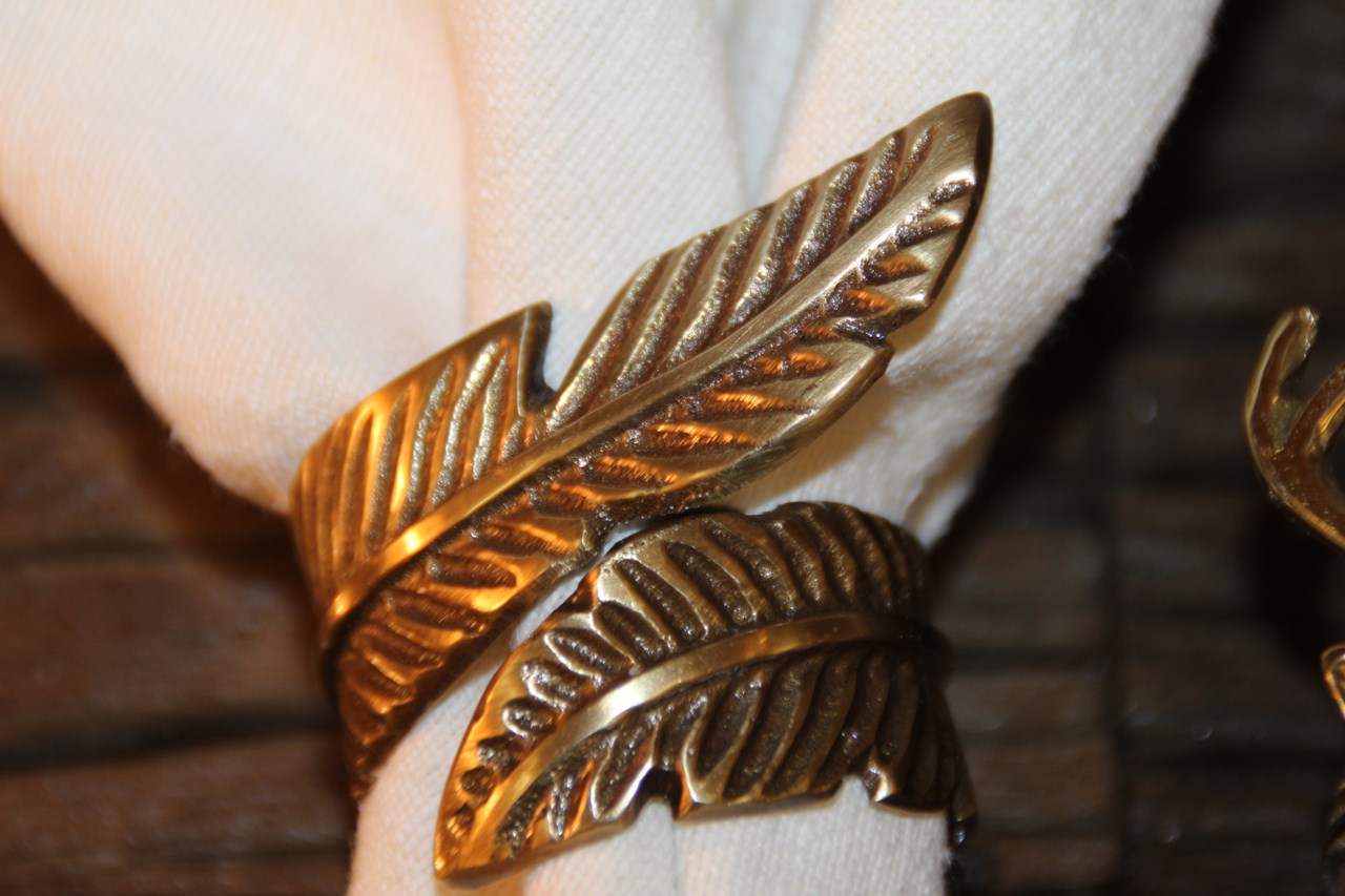 WOHNfühlen Elisabeth Wieder-Enderle Produkt-Beispiele Serviettenhalter Blatt in Messing