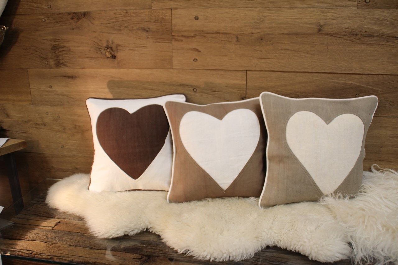 WOHNfühlen Elisabeth Wieder-Enderle Produkt-Beispiele Leinenkissenhülle mit eingenähtem Herz und Umrandung