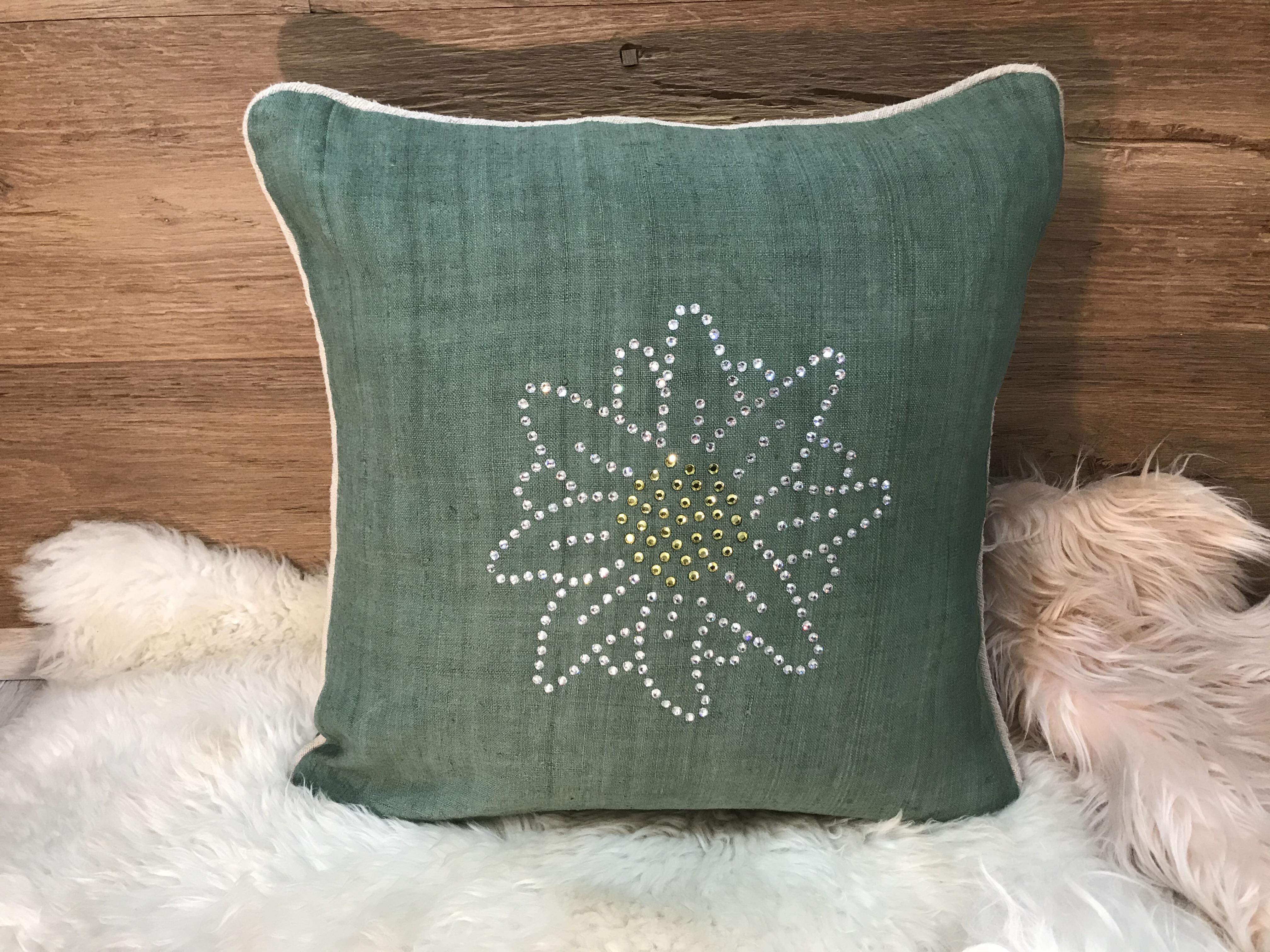 WOHNfühlen Elisabeth Wieder-Enderle Produkt-Beispiele Leinenkissenhülle mit Edelweiss in Strass Kristalle