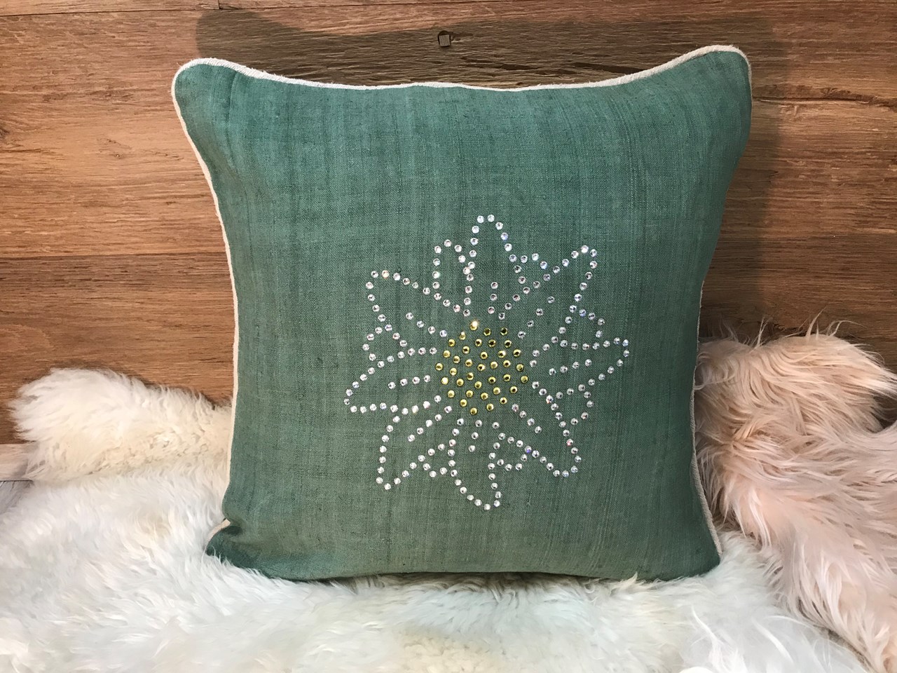 WOHNfühlen Elisabeth Wieder-Enderle Produkt-Beispiele Leinenkissenhülle mit Edelweiss in Strass Kristalle