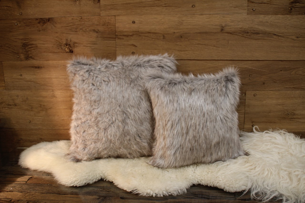 WOHNfühlen Elisabeth Wieder-Enderle Produkt-Beispiele Leinenkissenhülle mit Kunstfell.