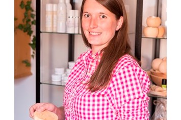 Direktvermarkter: Das bin ich, Elisabeth Heigl, Gründerin von Arler und Herstellerin von Arler Naturkosmetik. Ich freue mich dich kennen zu lernen!! - Arler Kosmetik & Zirbenprodukte 