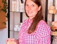 Direktvermarkter: Das bin ich, Elisabeth Heigl, Gründerin von Arler und Herstellerin von Arler Naturkosmetik. Ich freue mich dich kennen zu lernen!! - Arler Natur - Kosmetik & Zirbenprodukte 