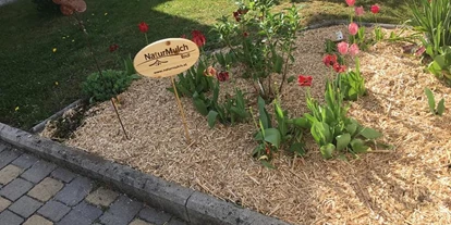 Händler - Niederösterreich - NaturMulch besticht durch seine helle ansprechende Farbe. Weiteres ist es durch sein geringes Gewicht leicht auszubringen. - NaturMulch Endl