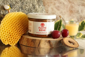 Direktvermarkter: Flotte Biene
Eierlikörkuchen mit Dinkelmehl, Joghurt, Weichseln und Honig (statt Zucker) - Backen mit Herz e.U.