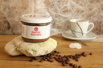 Direktvermarkter: Kaffeekuchen
mit flüssigem Bohnenkaffee, Nüssen, Schokolade und schokolierten Mokkabohnen - Backen mit Herz e.U.