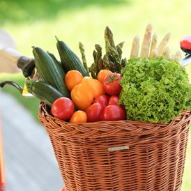 Direktvermarkter: Frisches Bio-Gemüse, davon eine Vielzahl aus Bio-Eigenbau, sowie Bio-Obst finden Sie bei uns im Haus. - Ökohof Feldinger Stammhaus Wals