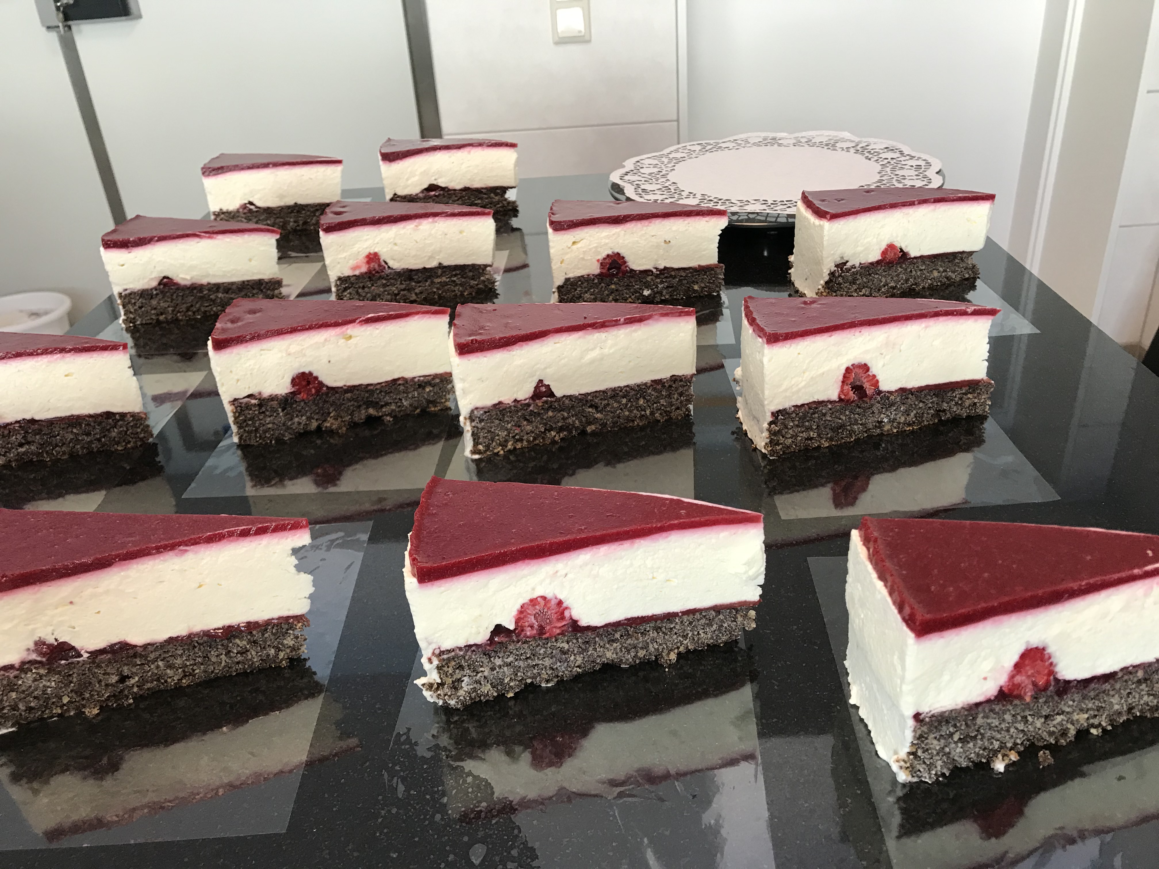 Händler - Hüttschlag - Topfen-Mohn-Torte mit Himbeere - Die Tortenmacherin e. U.