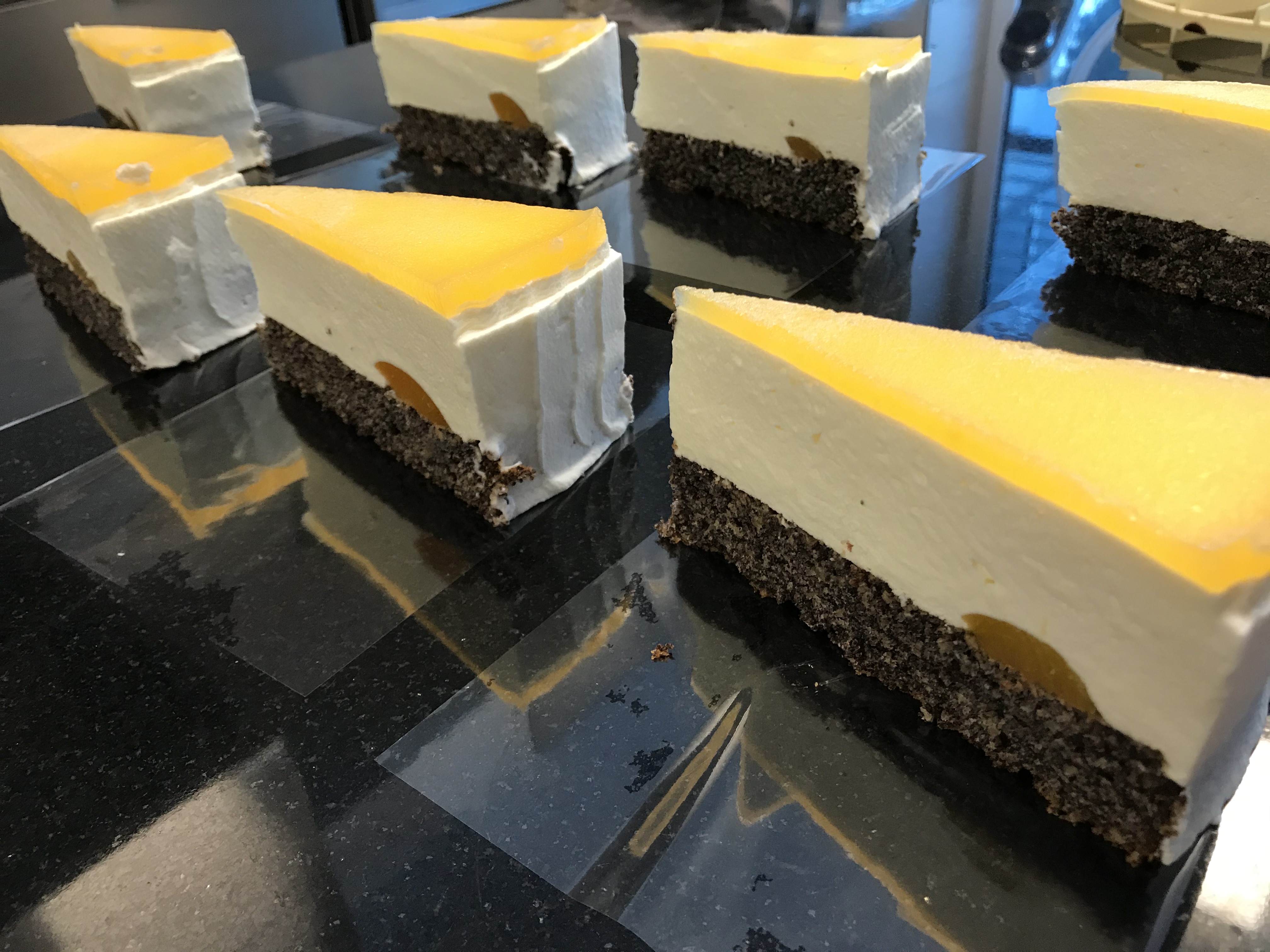 Direktvermarkter: Topfen-Mohn-Torte mit Mango - Die Tortenmacherin e. U.