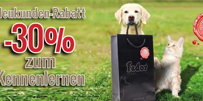 Händler - Markt Allhau - Das Bild zeigt eine Katze und einen kleinen Hund neben mit einer Fedor® Tragetasche sitzend. Daneben steht „Neukunden-Rabatt -30% zum Kennenlernen!“ geschrieben. - Fedor® Tiernahrung