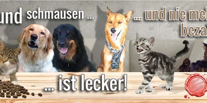 Händler - Markt Allhau - Das Bild zeigt verschiedene Katzen und Hunde, welche Fedor® Tiernahrung genießen. Geschrieben Das Bild zeigt verschiedene Katzen und Hunde, welche Fedor® Tiernahrung genießen. Geschrieben steht „Natürlich gesundes Futter ohne chemische Farb-, Aroma-, Lock- oder Konservierungsstoffe!“   - Fedor® Tiernahrung