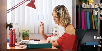 Händler - Markt Allhau - Das Bild zeigt eine Frau vor dem PC und auf Ihren Schoß sitzt ein kleiner weißer Hund. Geschrieben steht „Online-Vortrag kostenfrei! Schuppen, Juckreiz, Allergien, Hautausschläge oder andere Auffälligkeiten!“  - Fedor® Tiernahrung