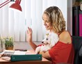 Direktvermarkter: Das Bild zeigt eine Frau vor dem PC und auf Ihren Schoß sitzt ein kleiner weißer Hund. Geschrieben steht „Online-Vortrag kostenfrei! Schuppen, Juckreiz, Allergien, Hautausschläge oder andere Auffälligkeiten!“  - Fedor® Tiernahrung