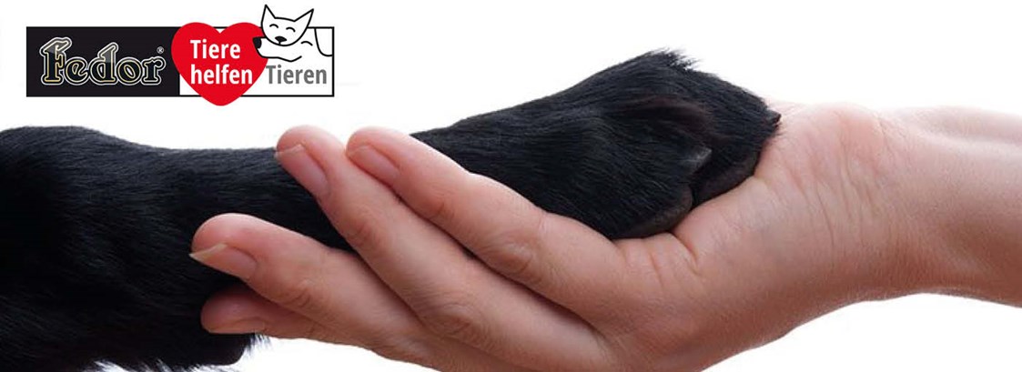 Direktvermarkter: Das Bild zeigt eine Hundepfote in einer Menschenhand gehalten. Daneben das Logo des Charity-Projekts von Fedor® Tieren helfen Tieren! - Fedor® Tiernahrung